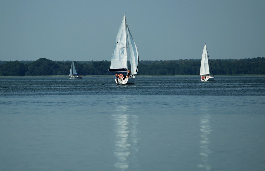 Jachty turystyczne na jeziorze Śniardwy /Tomasz Waszczuk /PAP