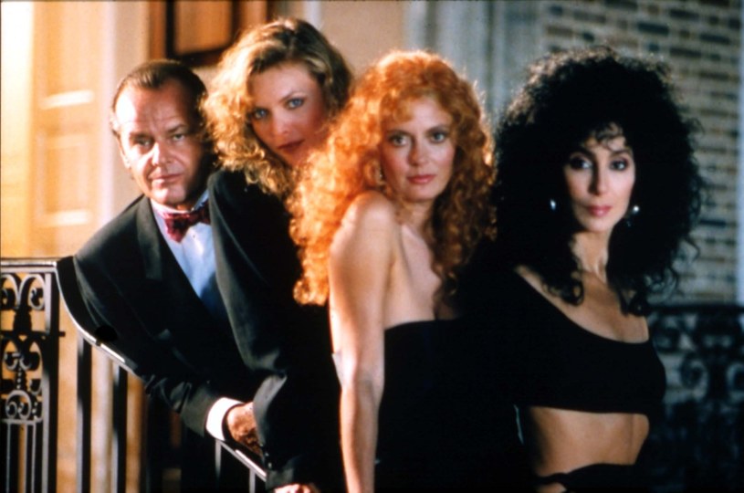 Jack Nicholson, Michelle Pfeiffer, Susan Sarandon i Cher w "Czarownicach z Eastwick" /Mary Evans Picture Library /Agencja FORUM