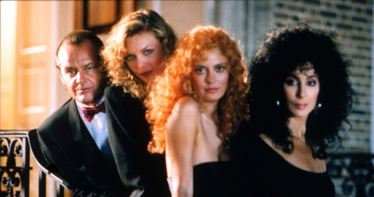 Jack Nicholson, Michelle Pfeiffer, Susan Sarandon i Cher w "Czarownicach z Eastwick" /Mary Evans Picture Library /Agencja FORUM