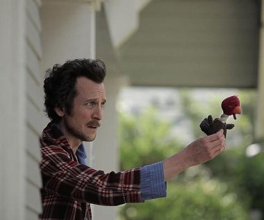 Jack Plotnick w scenie z filmu "Wrong"