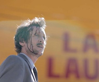 Jack Plotnick w scenie z filmu "Wrong"