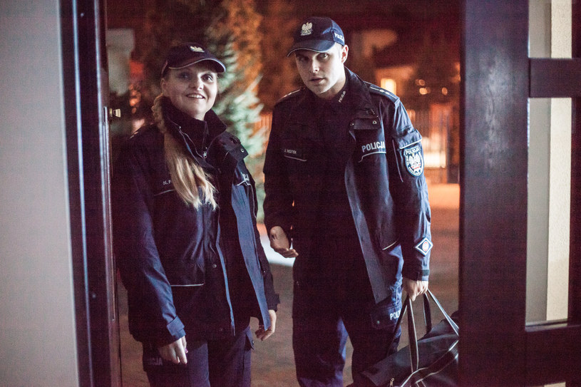 Jacka i Norę (Ewa Konstancja Bułhak) łączy nie tylko praca w policji... /Polsat