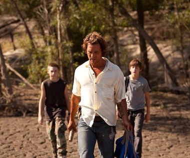 Jacob Lofland, Matthew McConaughey i Tye Sheridan w scenie z filmu "Uciekinier"