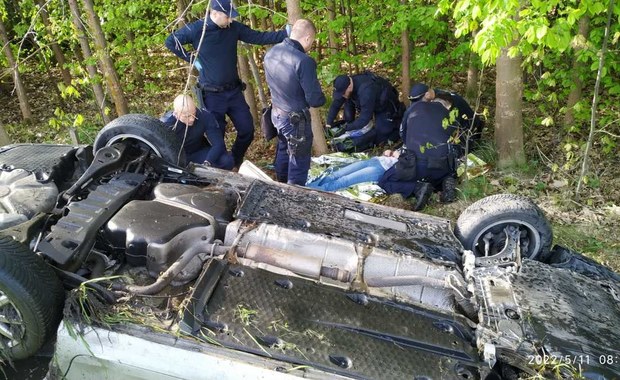 Jadąc na szkolenie, zobaczyli samochód leżący na dachu. Policjanci pomogli uwięzionej kobiecie