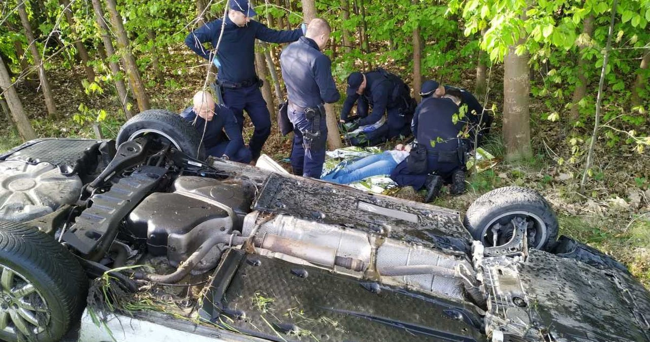 Jadąc na szkolenie zobaczyli samochód leżący na dachu. Policjanci pomogli uwięzionej kobiecie