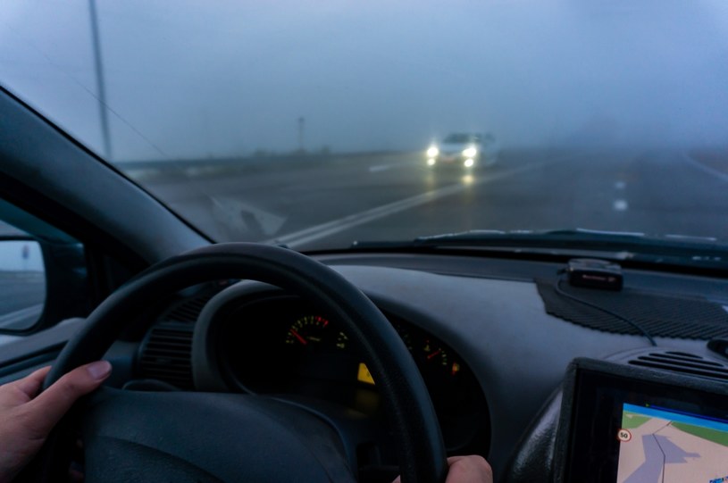 Jadąc w deszczu czy mgle nie można polegać na czujniku zmiany świateł /123RF/PICSEL