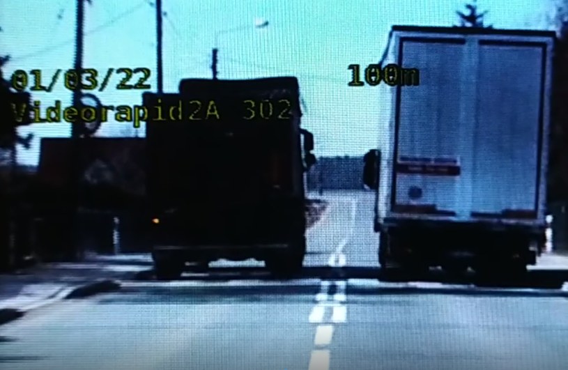 Jadący drogą krajową nr 42 kierowca DAF-a wyprzedzał inną ciężarówkę na przejściu dla pieszych /Policja /Informacja prasowa