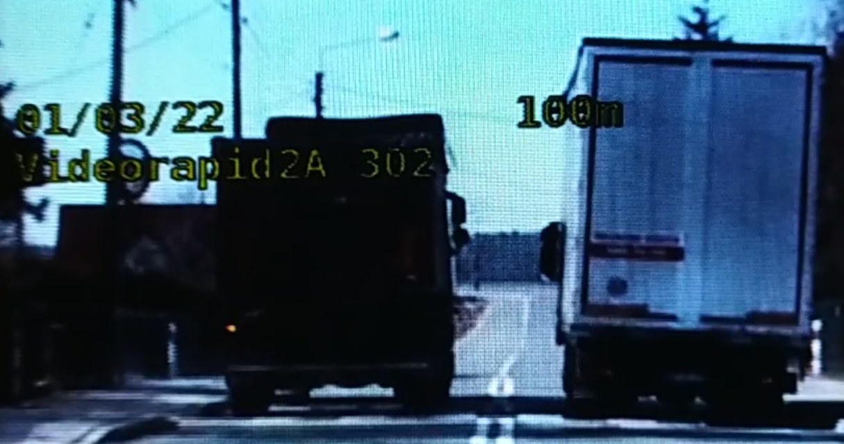 Jadący drogą krajową nr 42 kierowca DAF-a wyprzedzał inną ciężarówkę na przejściu dla pieszych /Policja /Informacja prasowa