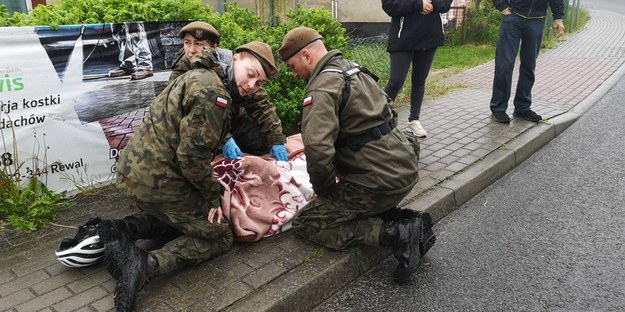 Jadący na przysięgę do Niechorza żołnierze udzielili pomocy potrąconemu rowerzyście /Marcin Górka 14.BOT /