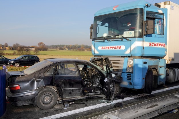 Jadący pod prąd samochód osobowy zderzył się z ciężarówką. Zginęły trzy osoby /Grzegorz Michałowski /PAP