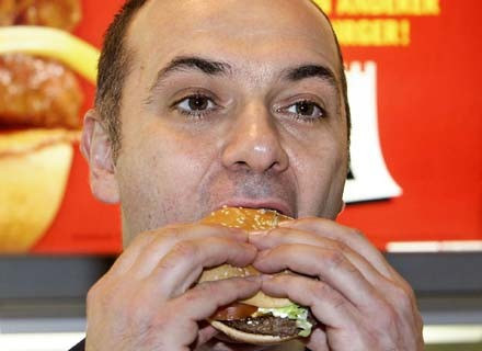 Jadasz hamburgery? Jedz z rozwagą, by nie utyć /AFP
