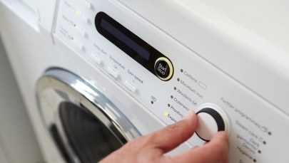 Jadł, kąpał się i prał. Włamywacz czuł się jak w domu  