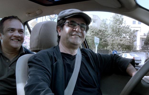 Jafar Panahi w filmie "Taxi Teheran" /materiały prasowe