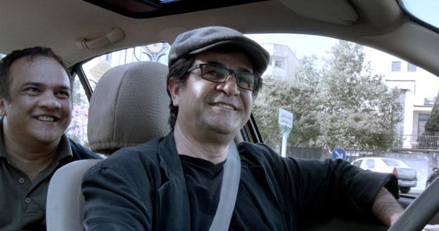 Jafar Panahi w filmie "Taxi Teheran" /materiały prasowe