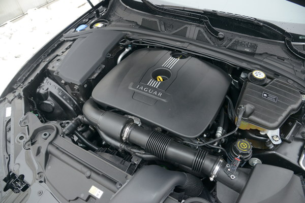Jaguar XF 2.0 turbo zdj.7 magazynauto.interia.pl