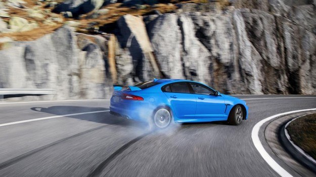 Jaguar XFR-S porusza się na kołach z kutymi, 20-calowymi obręczami /Jaguar