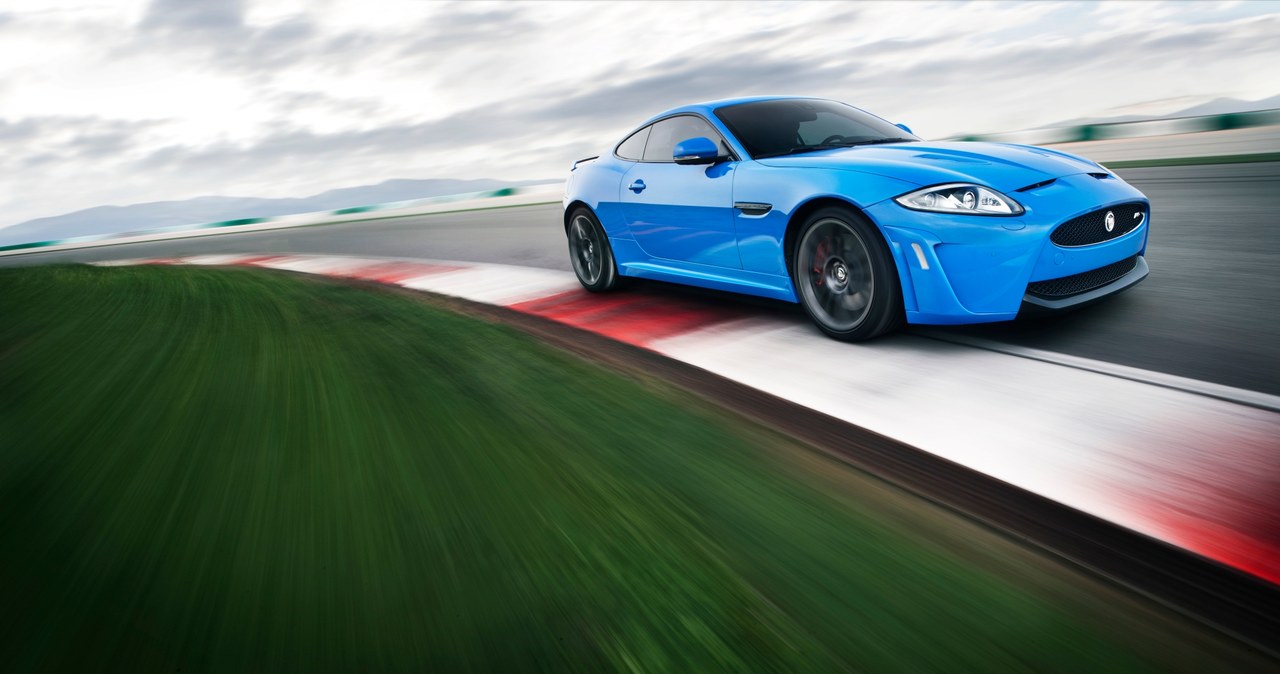 Jaguar XKR-S – do jego napędu służy 5-litrowy, doładowany silnik V8 o mocy 550 KM. Dostępny za kwotę od 680 tys. zł. /Jaguar