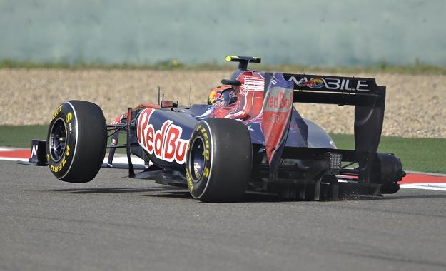 Jaime Alguersuari w bolidzie Toro Rosso STR6 /AFP