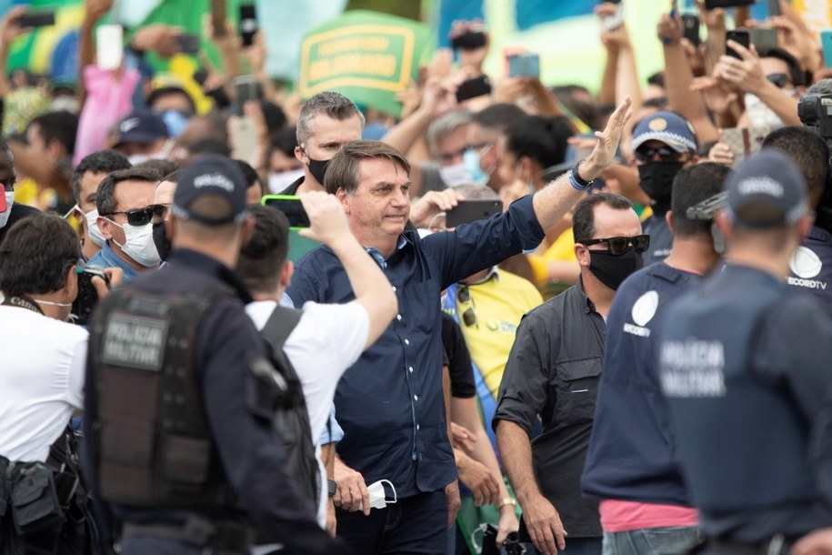 https://i.iplsc.com/jair-bolsonaro-podczas-demonstracji-swoich-zwolennikow/000A567YESTO0VHT-C123-F4.jpg