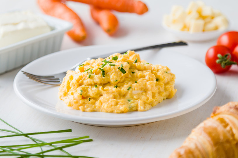 Jaja i nabiał są uważane za produkty "kompletne", ponieważ zawierają wszystkie dziewięć niezbędnych aminokwasów /123RF/PICSEL