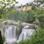 Jajce w Bośni i Hercegowinie. Średniowieczny zamek i wodospad w centrum miasta