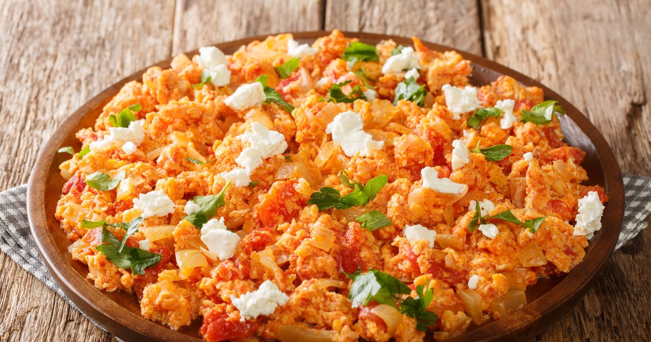 Jajecznica po grecku jest niezwykle sycąca, ale też odkrywa nowe smaki. /lenyvavsha /123RF/PICSEL