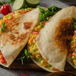 Jajecznica w tortilli z warzywami. Pomysł na śniadanie w meksykańskim stylu 