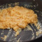 jajecznica Jajecznica wychodzi puszysta, kremowa i delikatna. Znajomy kucharz powiedział mi, co do niej dodać