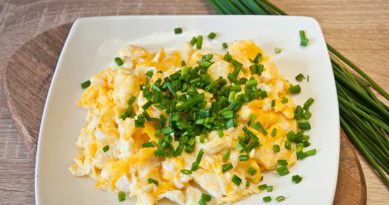 Jajecznica wyjdzie idealnie kremowa, jeśli dodamy do niej mąkę kukurydzianą