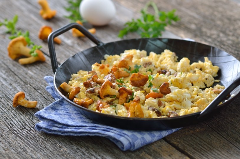 Jajecznica z kurkami idealnie sprawdzi się na śniadanie lub kolację /123RF/PICSEL