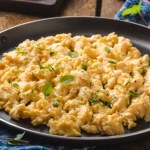 Jajecznica z nietypowym dodatkiem. Syci na długo, dodaje energii, mózg lepiej pracuje