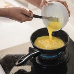 jajecznica Jajecznicy nie robię już na cebuli. To warzywo daje dużo lepszy smak