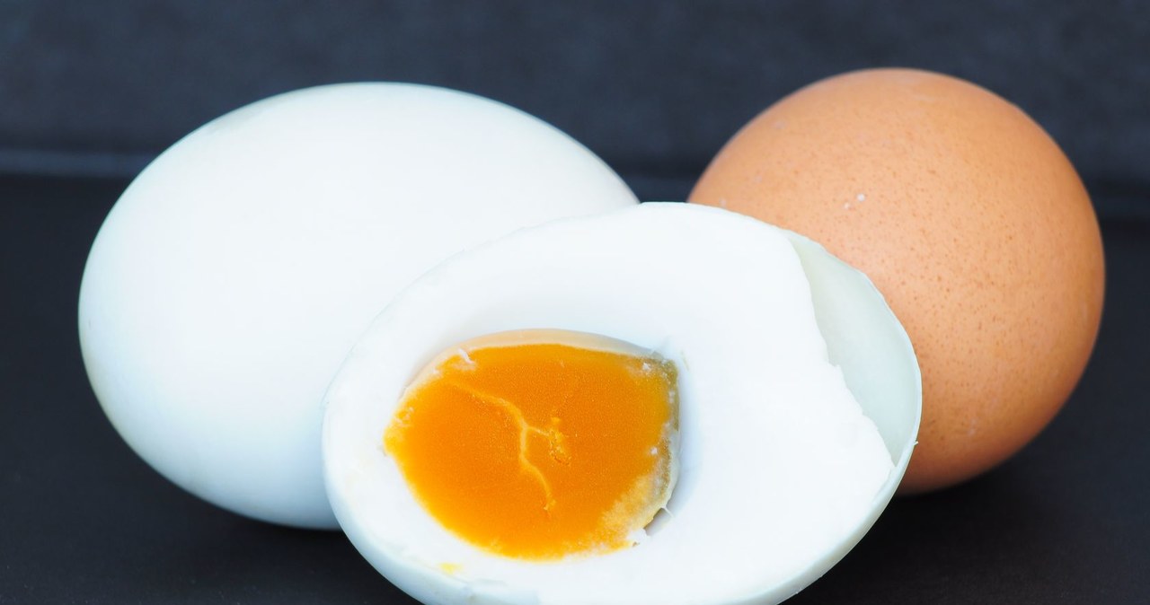 Jajka do dobry pomysł na śniadanie. Zdecydowanie lepszy niż słodkie wypieki czy białe pieczywo /123RF/PICSEL