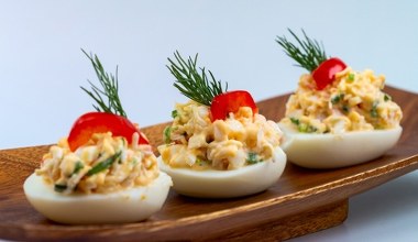Jajka faszerowane po diabelsku. Pikantna przekąska na rodzinne spotkania 