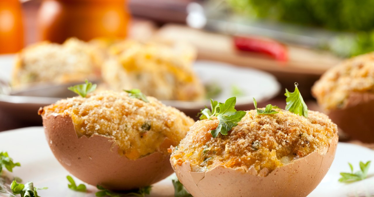 Jajka faszerowane po staropolsku z pieczarkami to doskonały pomysł na wielkanocną przystawkę /123RF/PICSEL