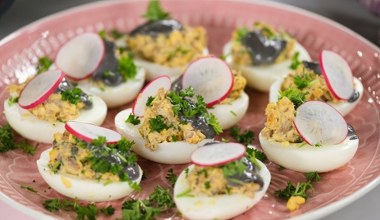 Jajka faszerowane to niskokaloryczna, sycąca i pyszna przekąska na Wielkanoc