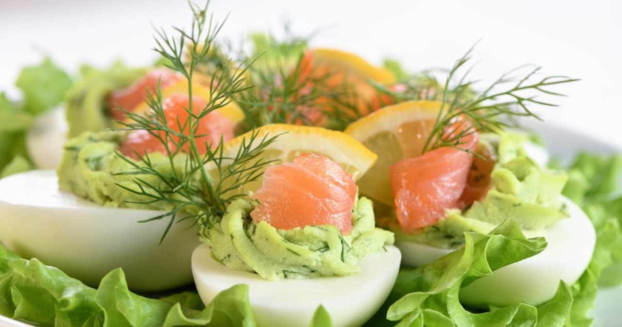 Jajka faszerowane z awokado i łososiem powinni jeść seniorzy. /123RF/Picsel, 123RF/Picsel /Pixel