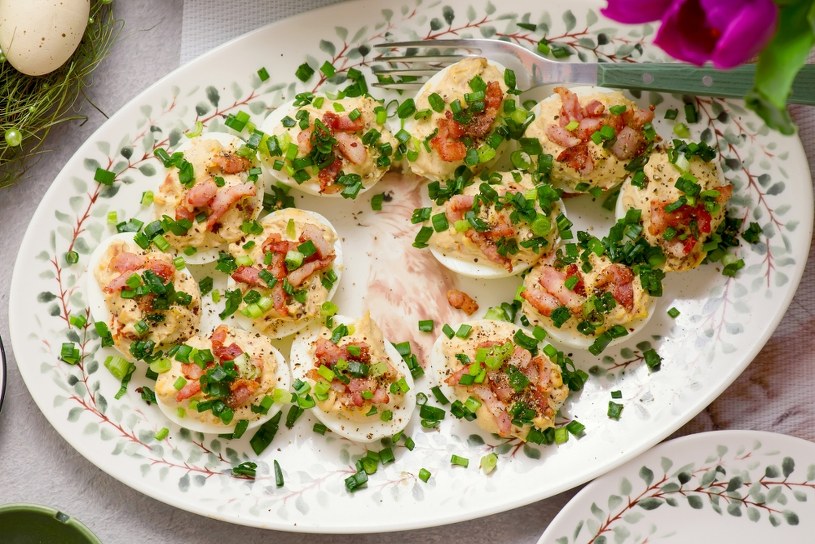 Jajka faszerowane z boczkiem. Zapisz prosty przepis na Wielkanoc i przyjęcia