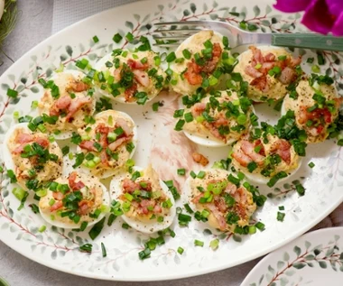 Jajka faszerowane z boczkiem. Zapisz prosty przepis na Wielkanoc i przyjęcia