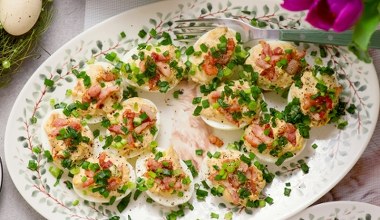 Jajka faszerowane z boczkiem. Zapisz prosty przepis na Wielkanoc i przyjęcia