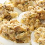 Jajka faszerowane z karmelizowaną cebulką zadziwiają smakiem. Można je przygotowywać na co dzień i od święta.