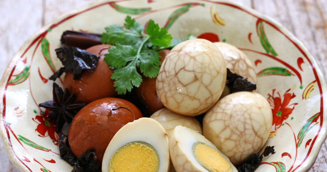 Jajka marynowane w herbacie mają charakterystyczny marmurkowy wzór /cokemomo /123RF/PICSEL