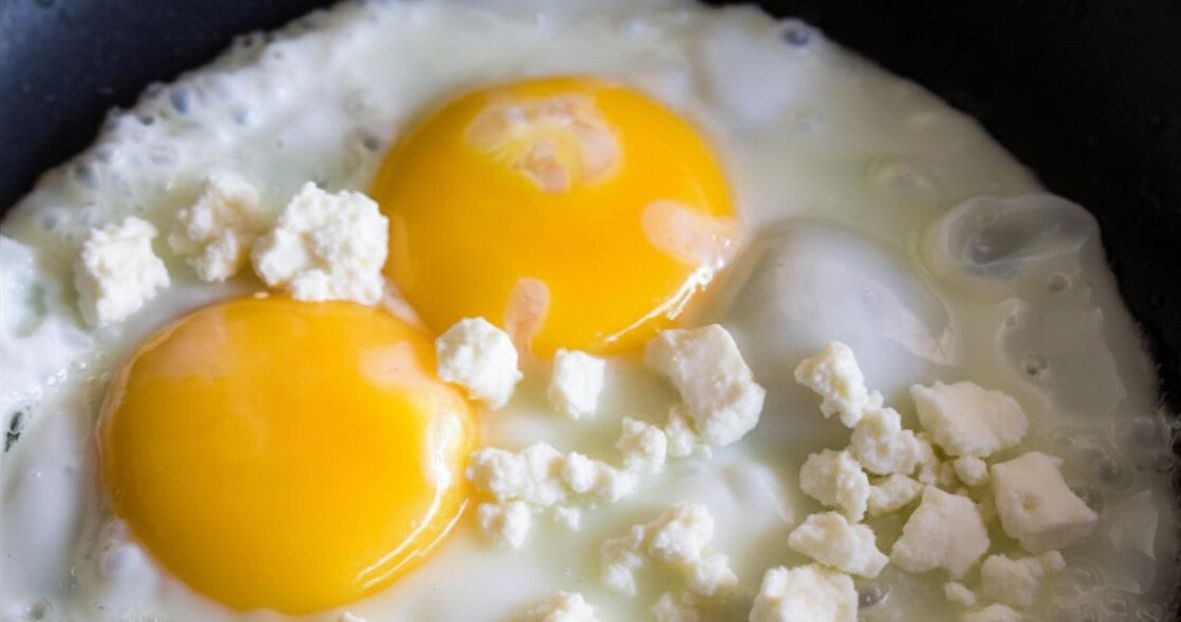 Jajka na fecie to pomysł na sycące śniadanie /alaskla /123RF/PICSEL