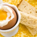 Jajka na miękko ciągle ścinają się podczas gotowania? W ten sposób przygotujesz je idealnie 