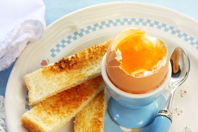 Jajka na miękko - to coś, po co osoby z chorobą wrzodową żołądka mogą sięgać bez obaw /123RF/PICSEL