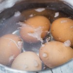 Jajka nigdy nie obierały się łatwiej. Wystarczy wrzucić to do garnka