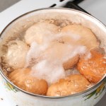 Jajka pękają podczas gotowania? Włóż to do garnka, a problem zniknie 