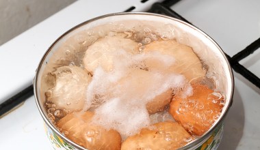 Jajka pękają podczas gotowania? Włóż to do garnka, a problem zniknie 