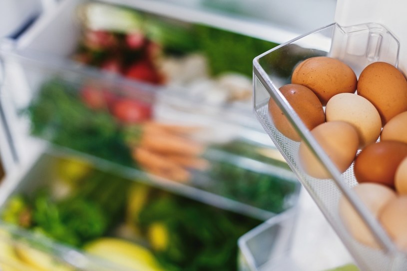 Jajka powinny być przechowywane w lodówce /123RF/PICSEL