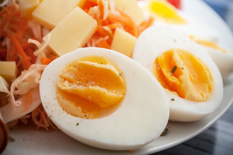 Jajka są m.in. dobrym źródłem białka w diecie. Dostarczą też witaminy D /123RF/PICSEL